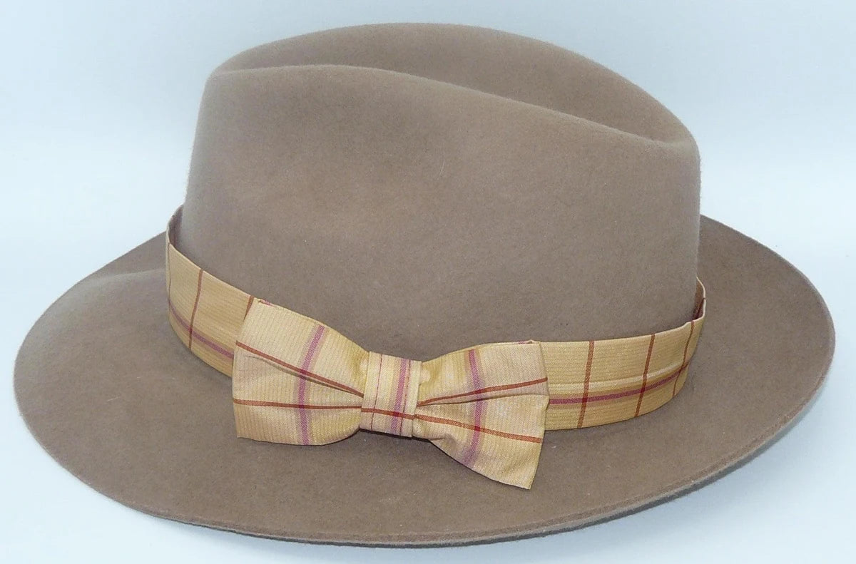 Composez votre ruban de chapeau PapHat en tartan sur fédora taupe