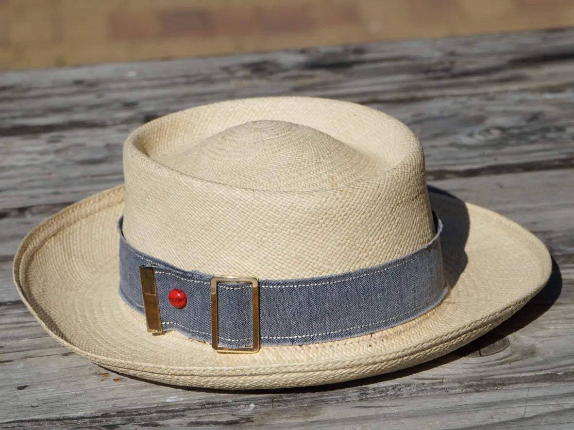 Ruban de chapeau "inspiration Gucci en jean recyclé gris et strass", côté boucle ajustable