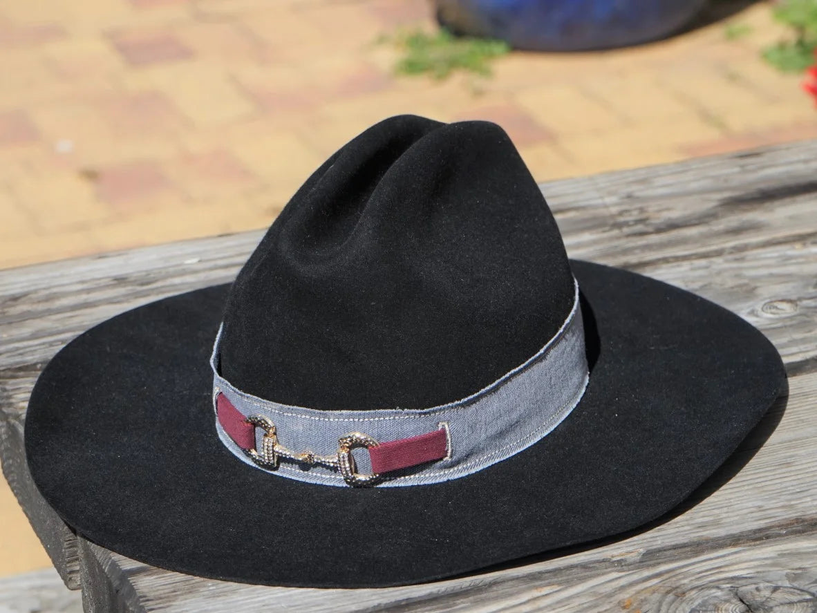 Ruban de chapeau "inspiration Gucci en jean recyclé gris et strass" sur stetson western