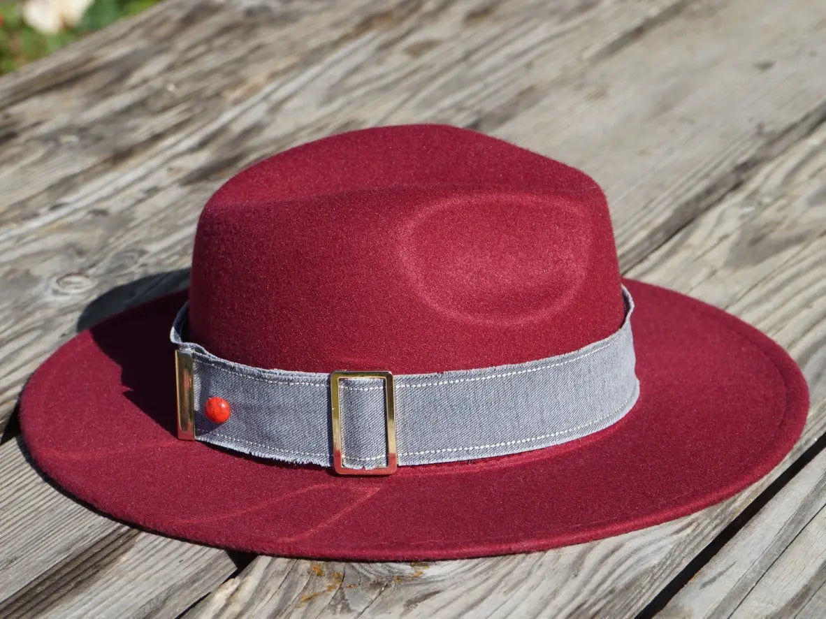 Ruban de chapeau "inspiration Gucci en jean recyclé gris et strass" sur un fédora