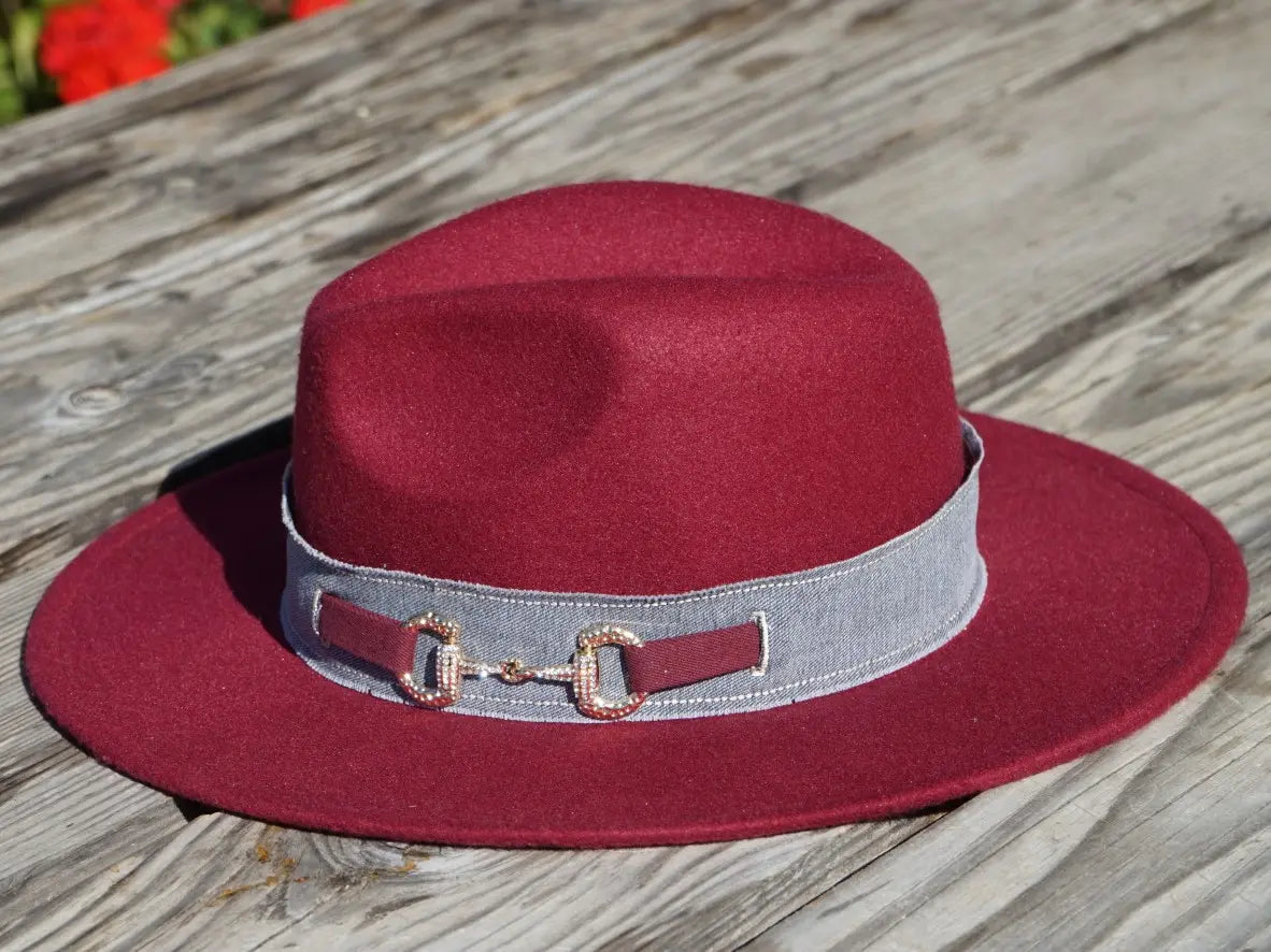 Ruban de chapeau "inspiration Gucci en jean recyclé gris et strass" sur un fédora