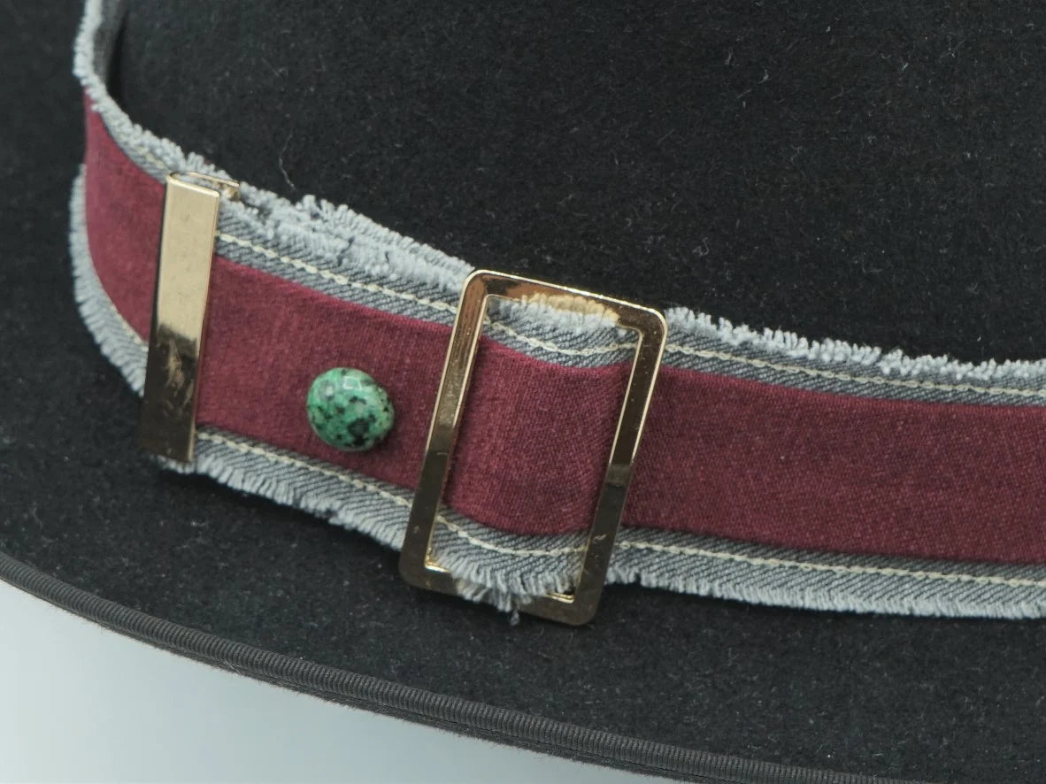 Ruban de chapeau "Inspiration Gucci en jean recyclé gris & rouge", sa boucle ajustable