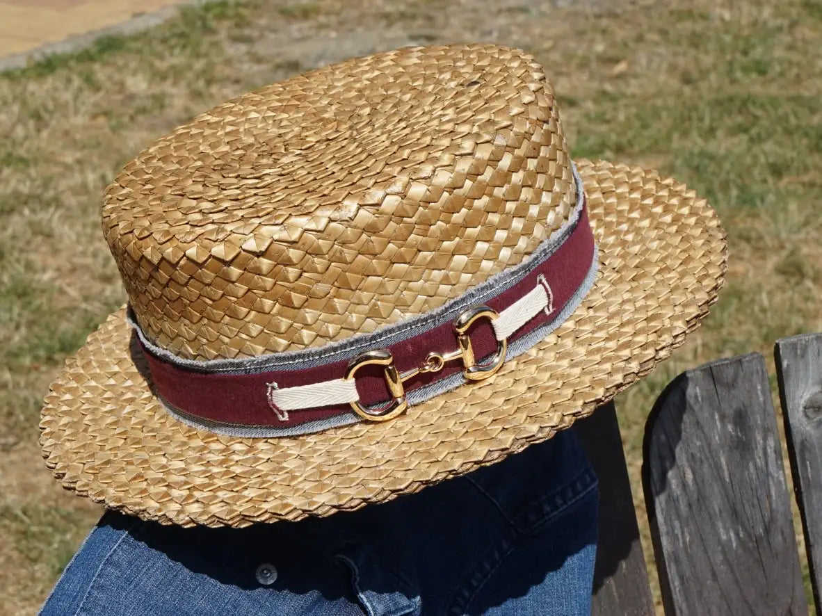 Ruban de chapeau "Inspiration Gucci en jean recyclé gris & rouge" sur un canotier