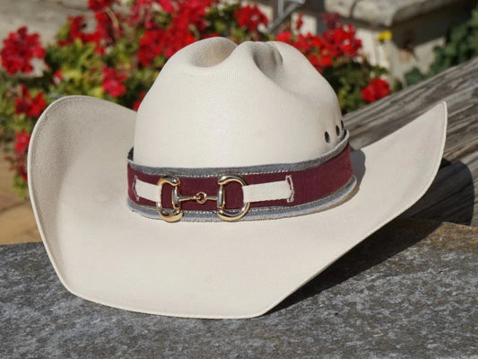 Ruban de chapeau "Inspiration Gucci en jean recyclé gris & rouge" sur un chapeau western