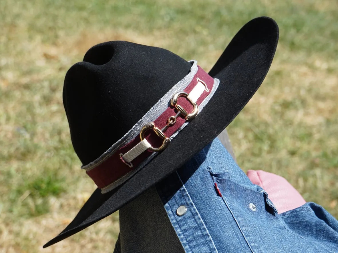 Ruban de chapeau "Inspiration Gucci en jean recyclé gris & rouge" sur un stetson country