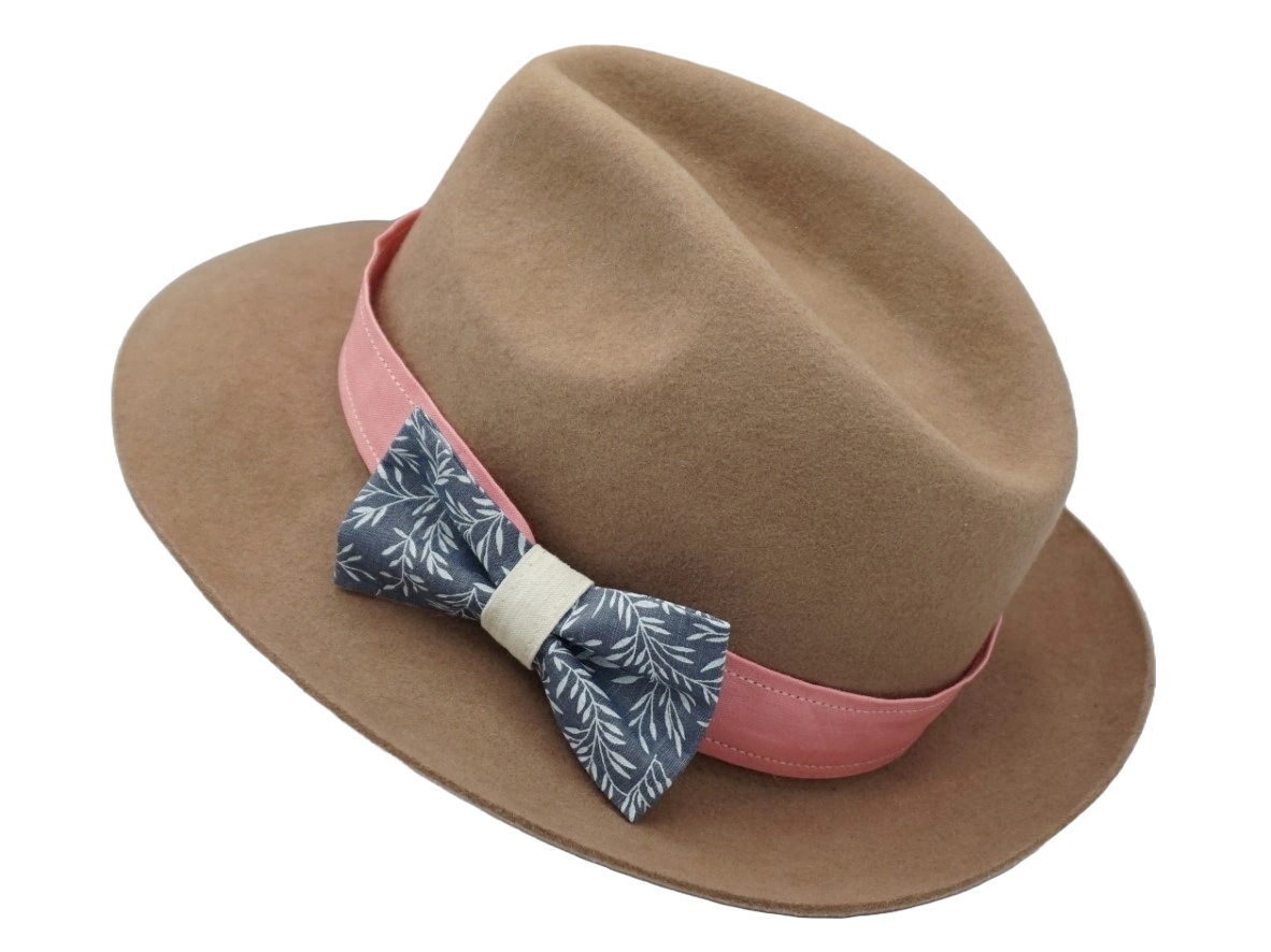  Ruban de chapeau PapHat "Champêtre" en toile & tissu à fleurs sur un fédora taupe