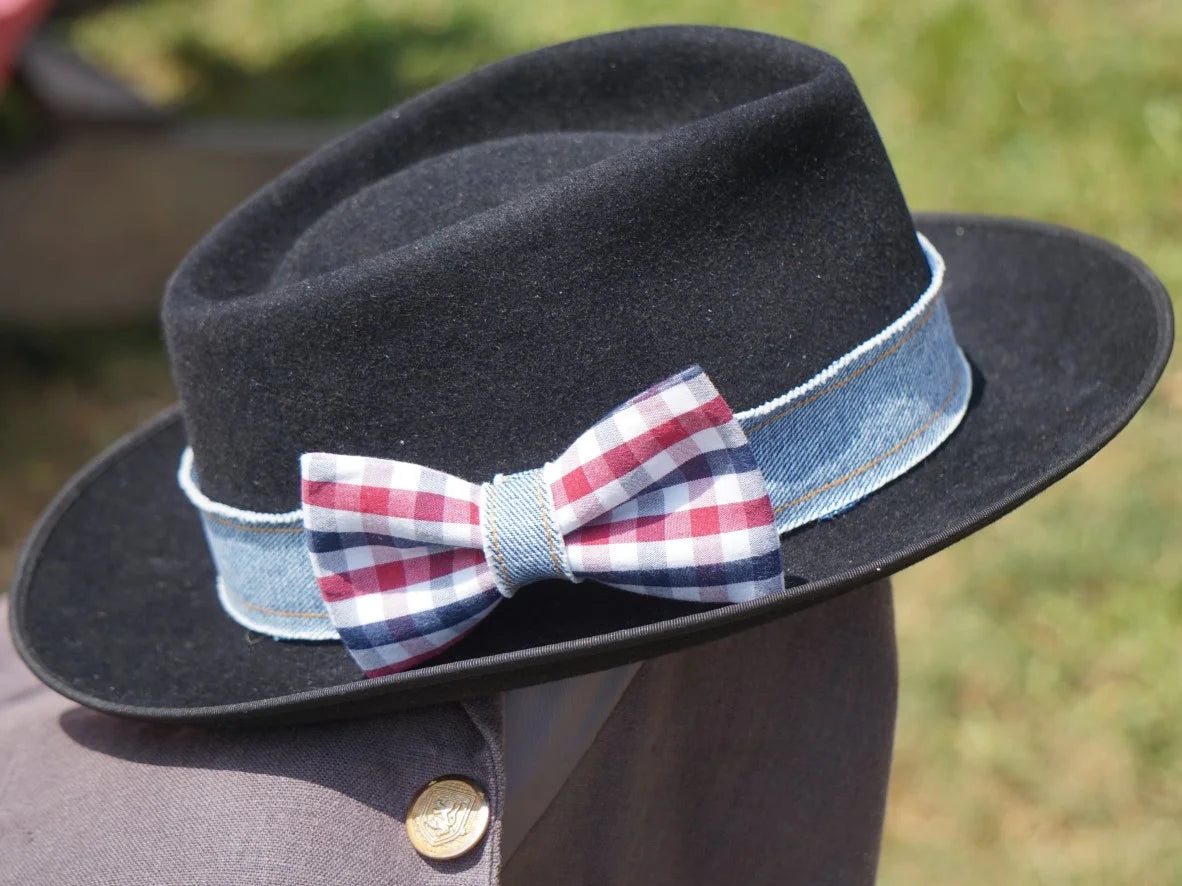 Ruban de chapeau PapHat "Chemise & jeans recyclés (1)" sur un chapeau de cowboy