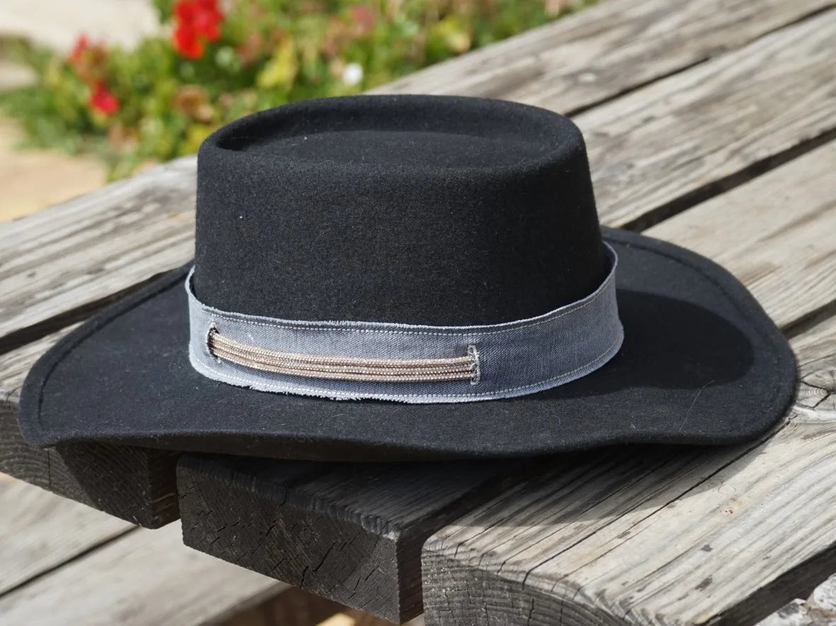 Ruban de chapeau PapHat "Denim & Lacets Strass" sur un chapeau cowboy