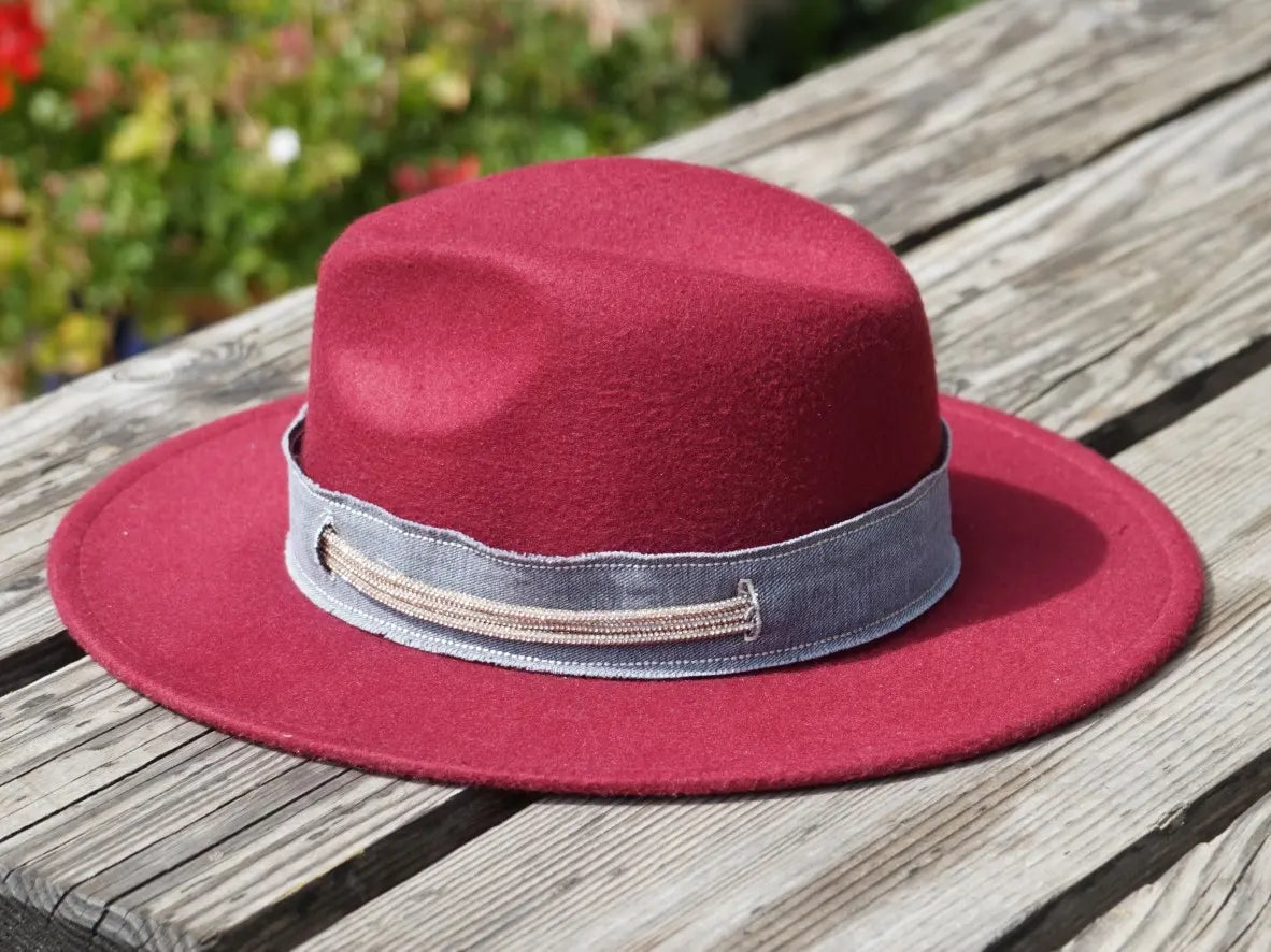 Ruban de chapeau PapHat "Denim & Lacets Strass" sur un fédora rouge