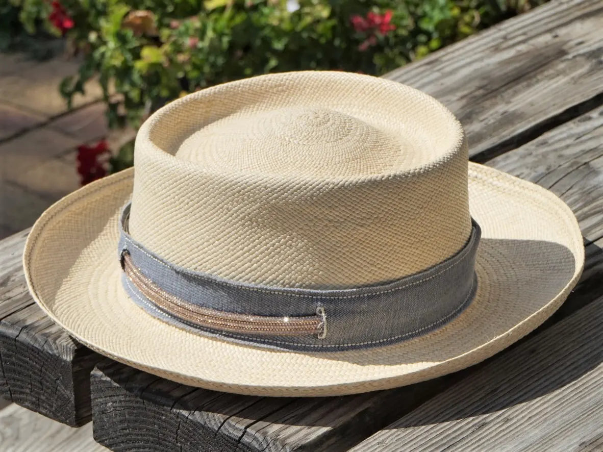 Ruban de chapeau PapHat "Denim & Lacets Strass" sur un panama