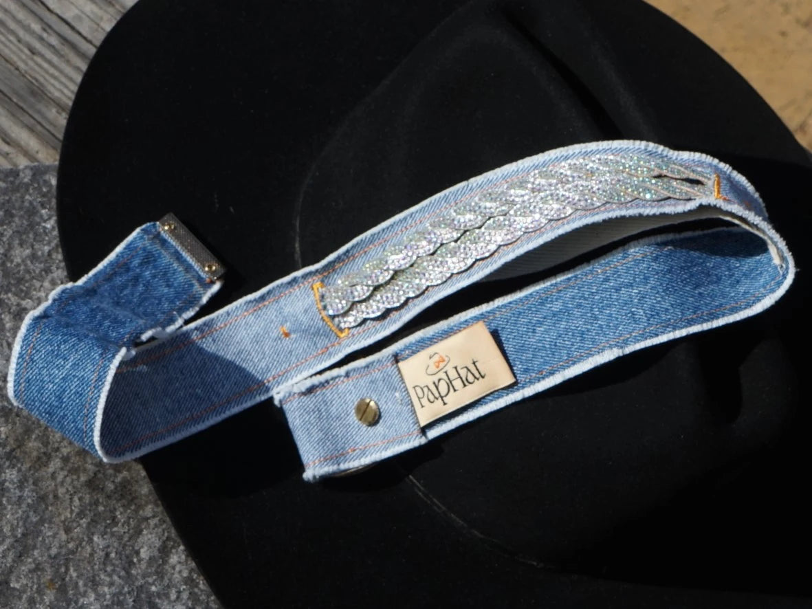 Ruban de chapeau PapHat "Denim recyclé & strass", ses finitions raffinées