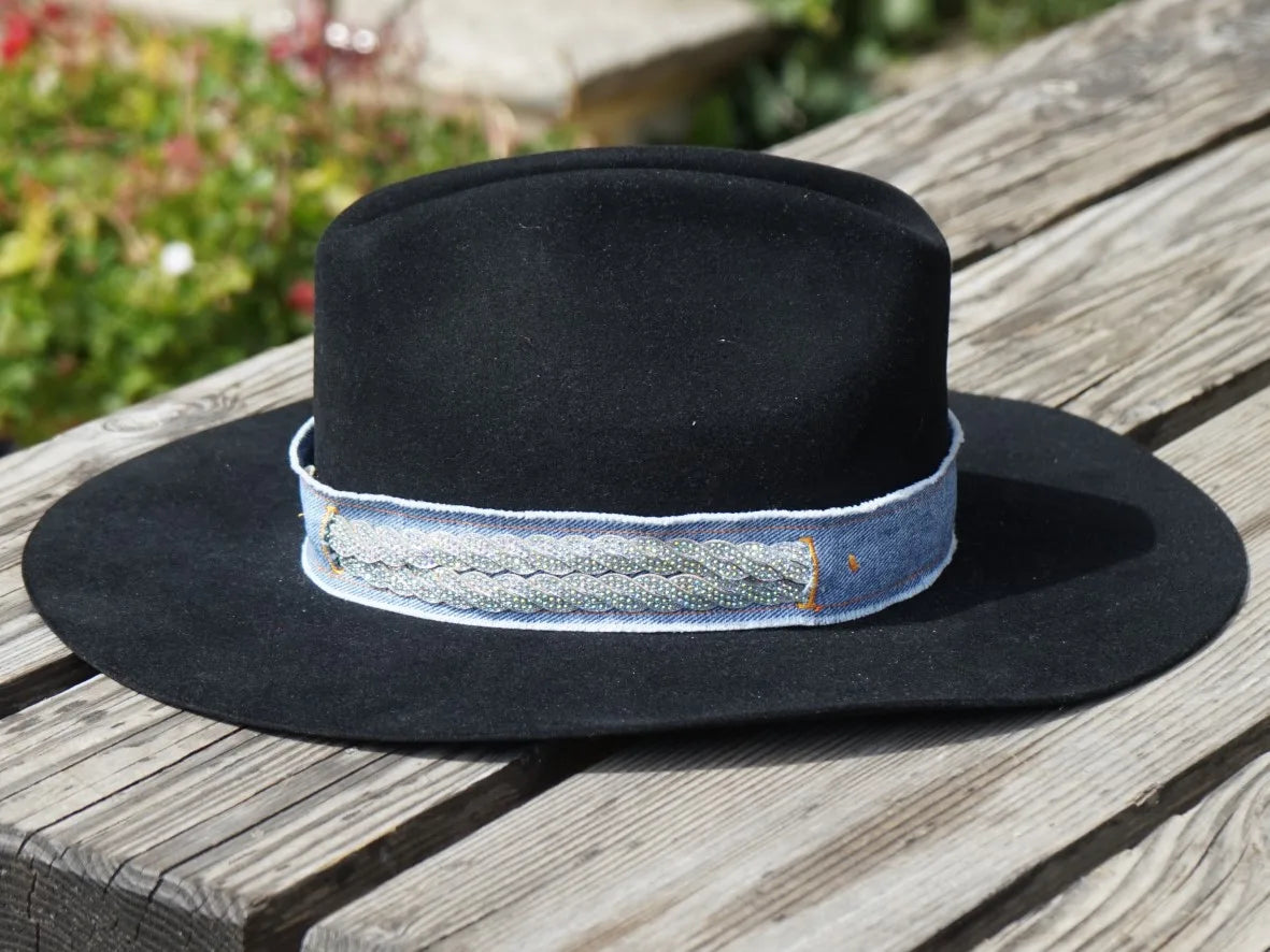 Ruban de chapeau PapHat "Denim recyclé & strass" sur chapeau country