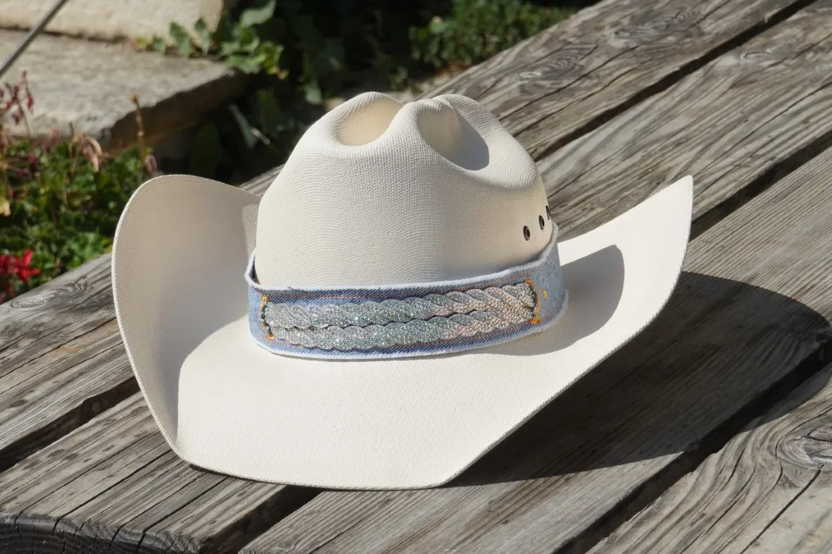 Ruban de chapeau PapHat "Denim recyclé & strass" sur chapeau cowboy