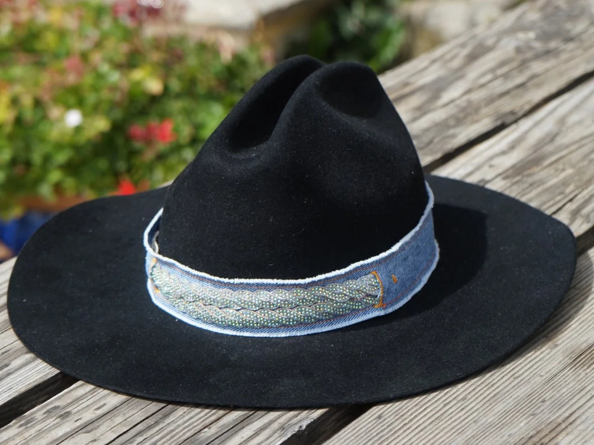 Ruban de chapeau PapHat "Denim recyclé & strass" sur chapeau western