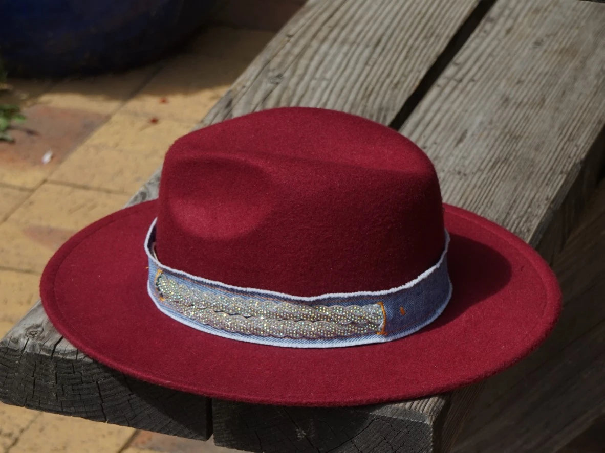 Ruban de chapeau PapHat "Denim recyclé & strass" sur fédora