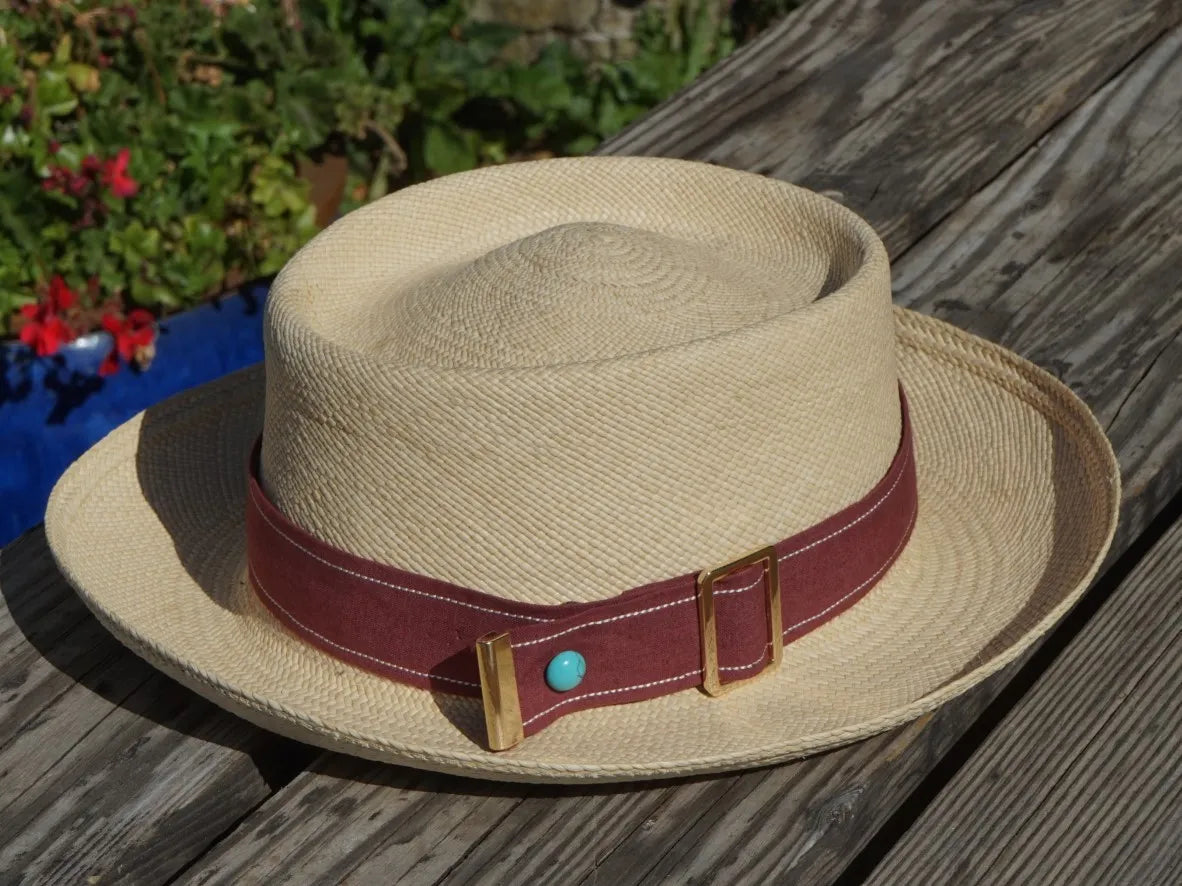 Ruban de Chapeau PapHat en Soie VillageSilk et Toile sur un panama, sa boucle ajustable