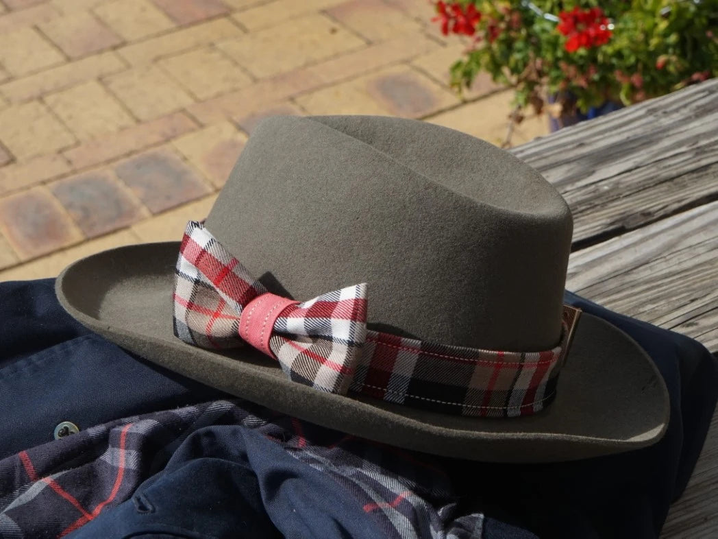 Ruban de chapeau PapHat en tartan "Kit Hiver Ecossais 16 en 1", sur fédora