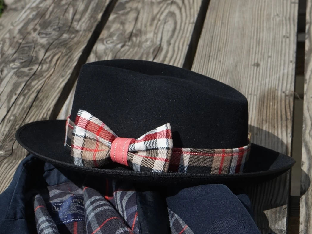 Ruban de chapeau PapHat en tartan "Kit Hiver Ecossais 16 en 1" sur homburg