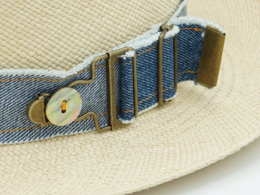 Ruban de chapeau PapHat "Esprit Jeans" en denim recyclé (Bleu ou Gris), gros plan sur la boucle de salopette