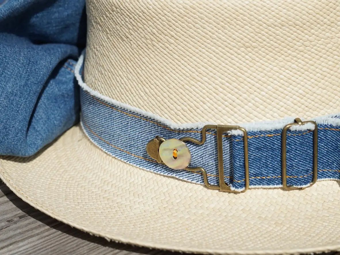 Ruban de chapeau PapHat "Esprit Jeans" en denim recyclé (Bleu ou Gris), la boucle de salopette