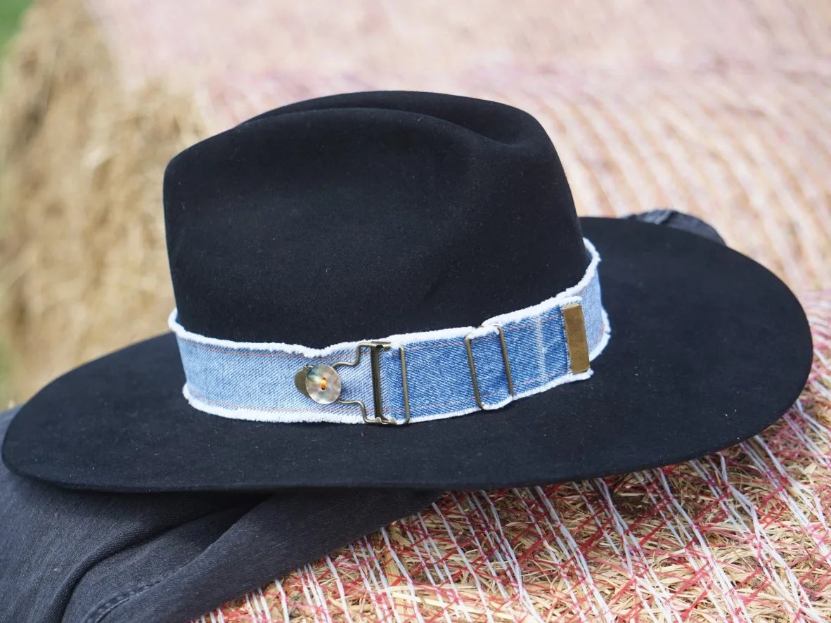 Ruban de chapeau PapHat "Esprit Jeans" en denim recyclé bleu sur un chapeau cowboy