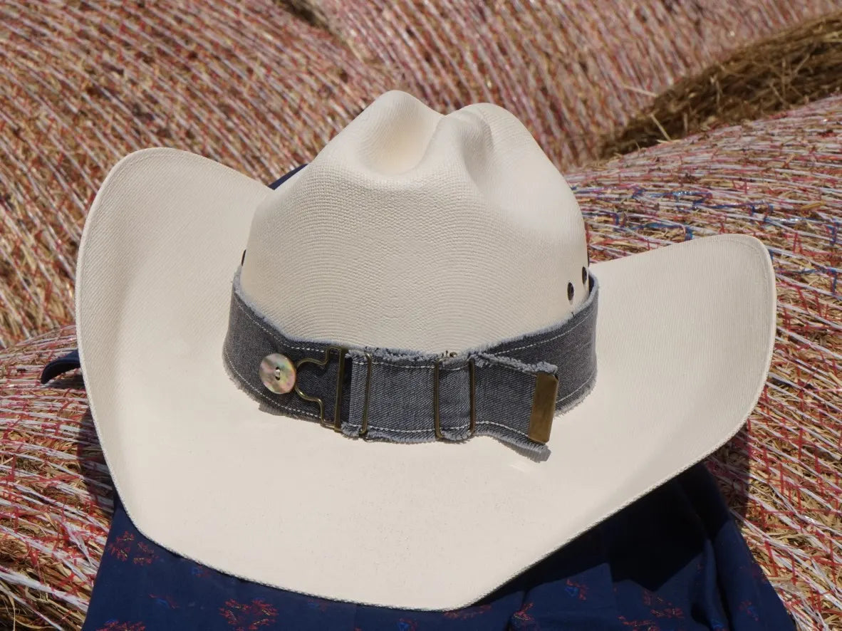 Ruban de chapeau PapHat "Esprit Jeans" en denim recyclé gris sur un chapeau country 