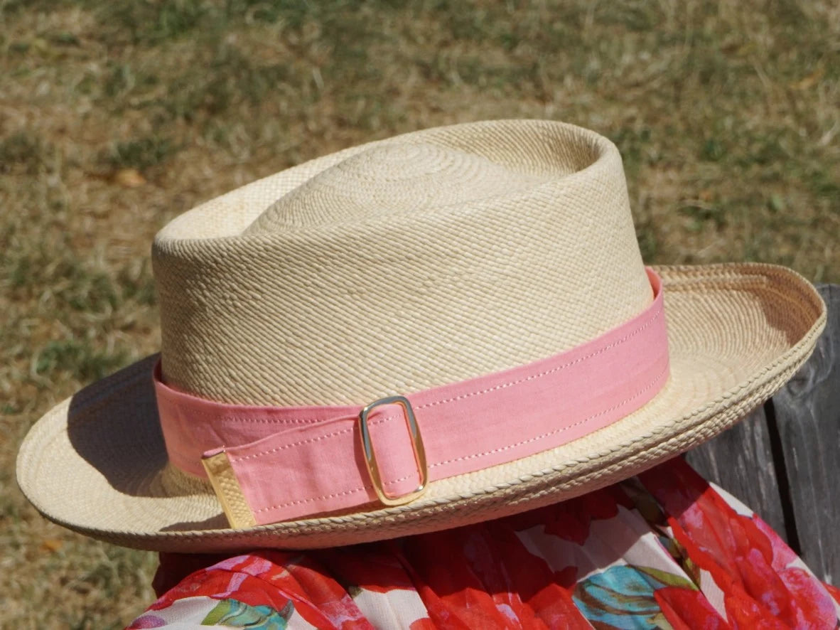 Ruban de chapeau PapHat Givenchy, sa boucle en métal doré