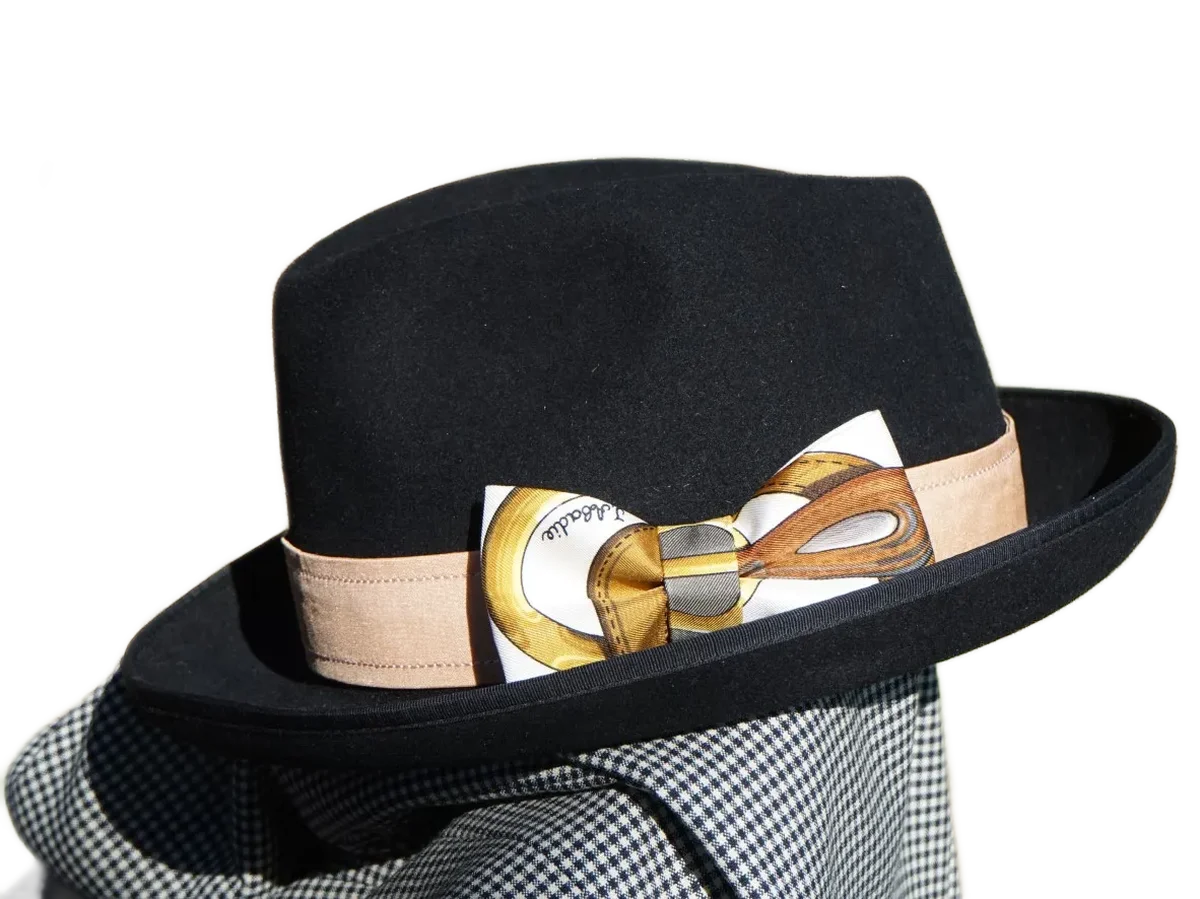 Ruban de chapeau PapHat Hermès sur un homburg noir