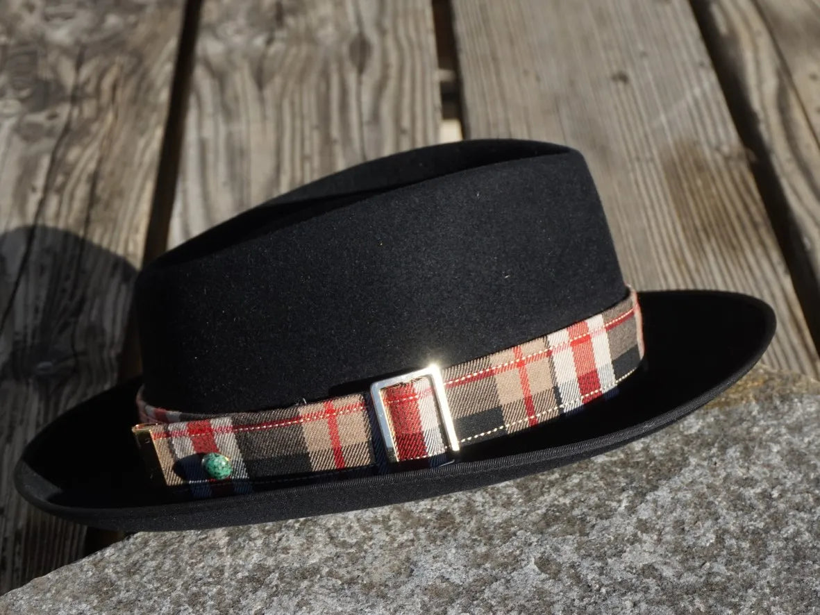 Ruban de chapeau PapHat "Hiver Glamour" tartan & strass sur un homburg, côté boucle