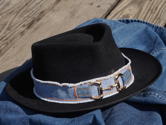 Ruban de chapeau PapHat "Inspiration Gucci en jean recyclé bleu" sur chapeau western