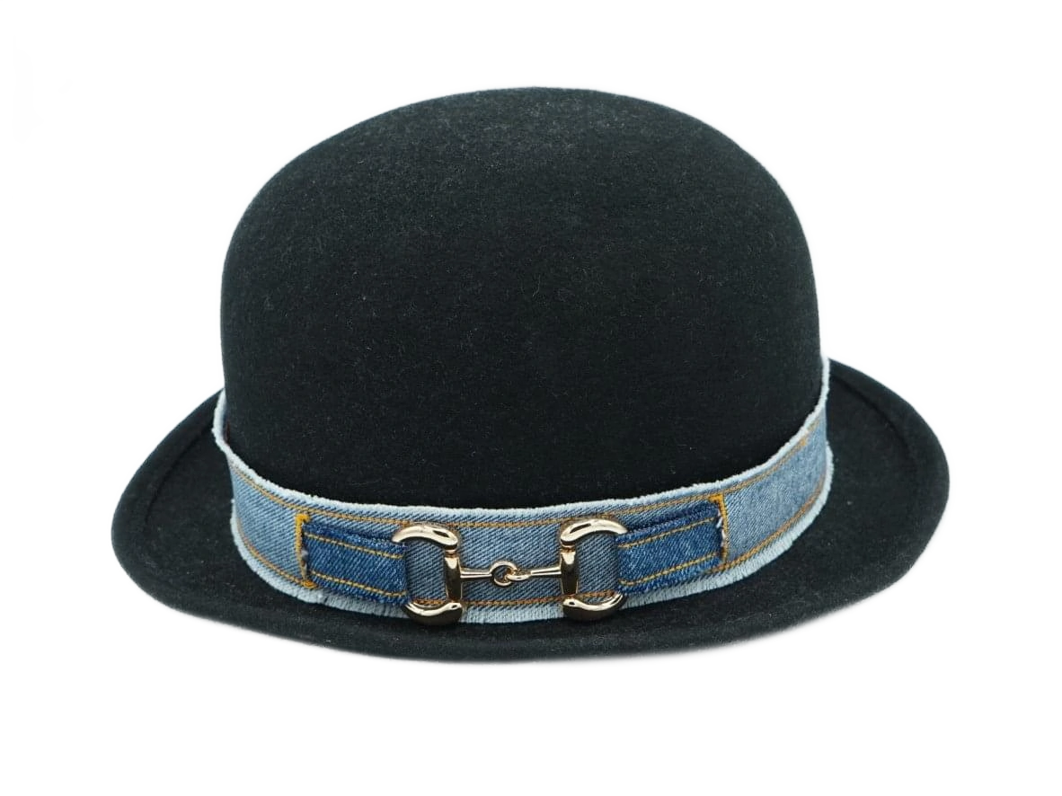 Ruban de chapeau PapHat "Inspiration Gucci en jean recyclé bleu" sur un chapeau melon