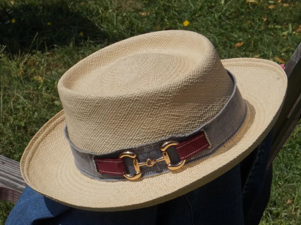 Ruban de chapeau PapHat "Inspiration Gucci  en jean recyclé gris & rouge" sur canotier