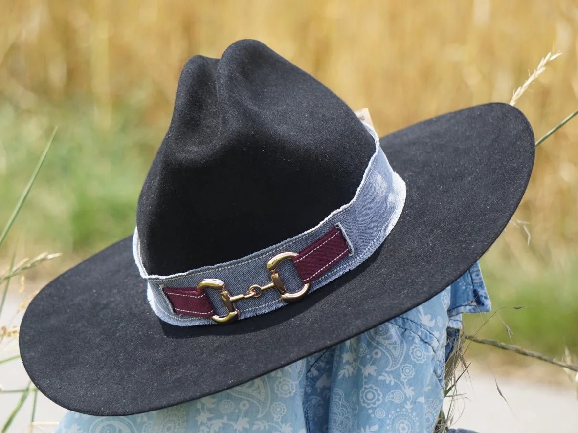 Ruban de chapeau PapHat "Inspiration Gucci  en jean recyclé gris & rouge" sur stetson western