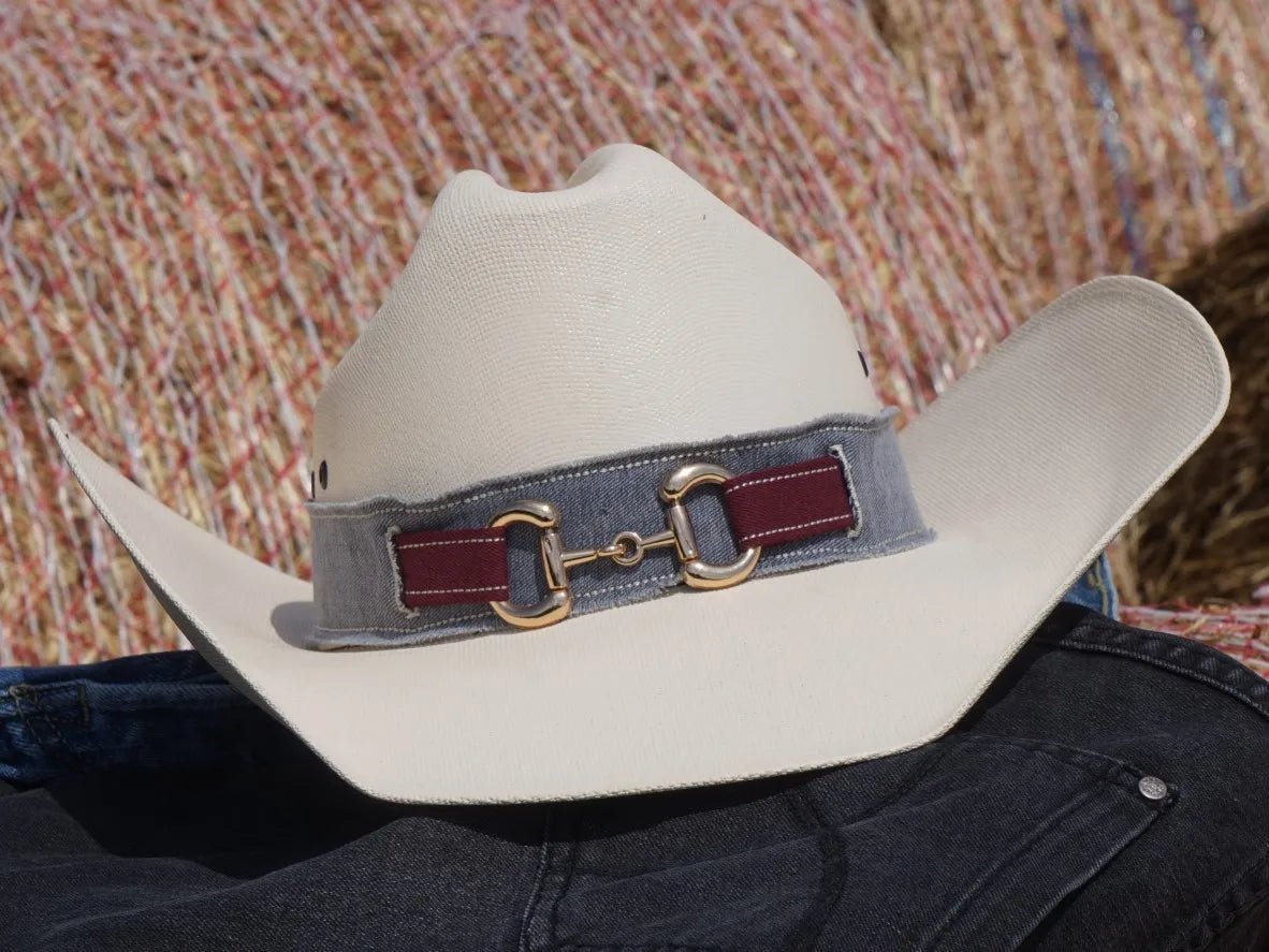 Ruban de chapeau PapHat "Inspiration Gucci  en jean recyclé gris & rouge", sur un chapeau country