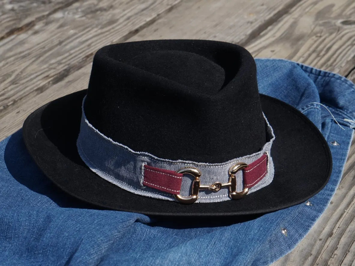 Ruban de chapeau PapHat "Inspiration Gucci  en jean recyclé gris & rouge",  sur un chapeau cowboy