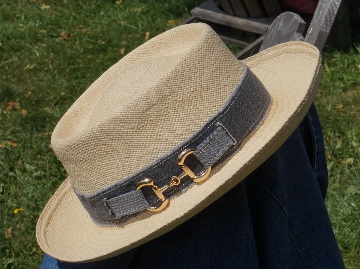 Ruban de chapeau PapHat "Inspiration Gucci  en jean recyclé gris" sur un canotier