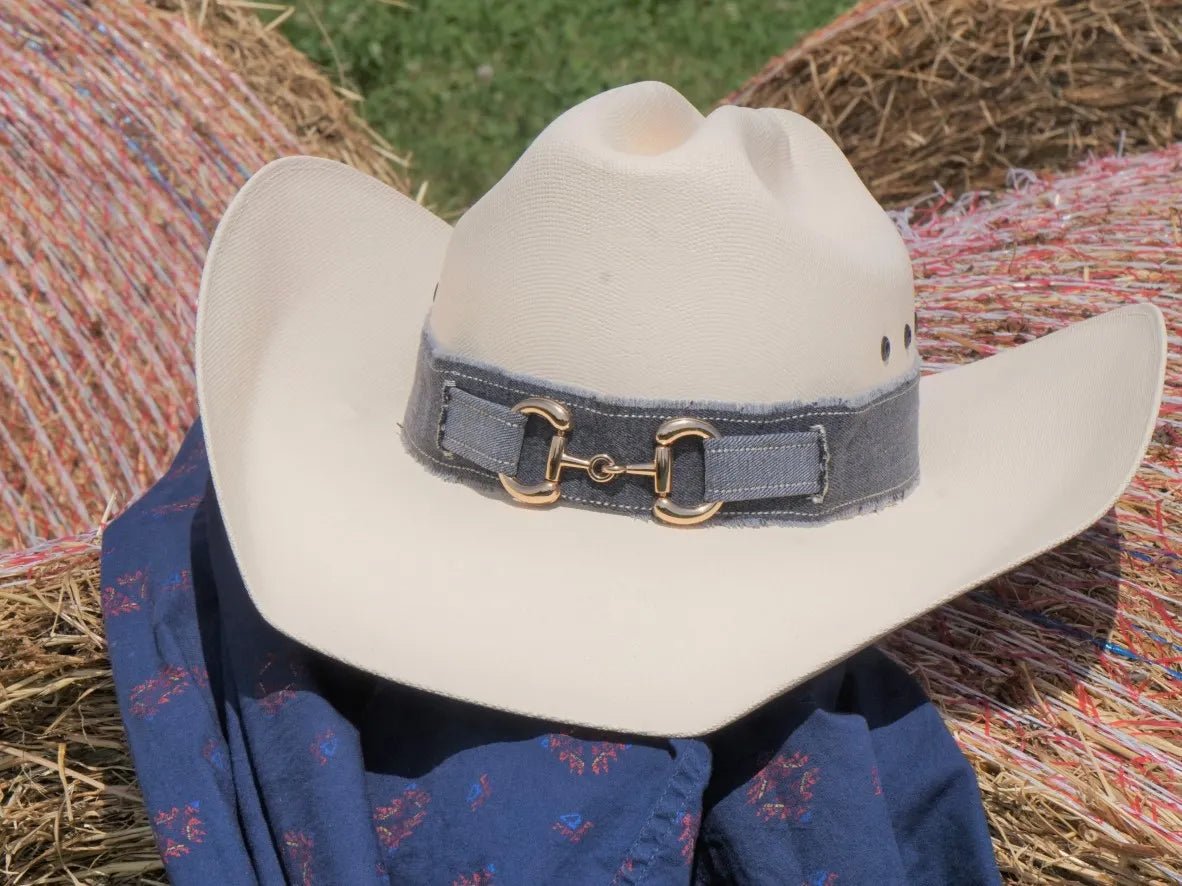 Ruban de chapeau PapHat "Inspiration Gucci  en jean recyclé gris" sur un chapeau country