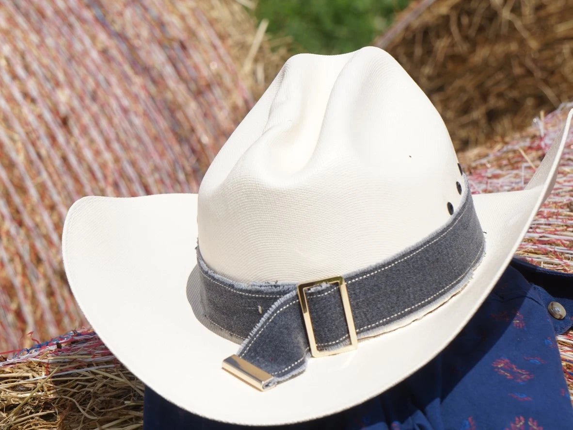 Ruban de chapeau PapHat "Inspiration Gucci  en jean recyclé gris", sur un chapeau cowboy