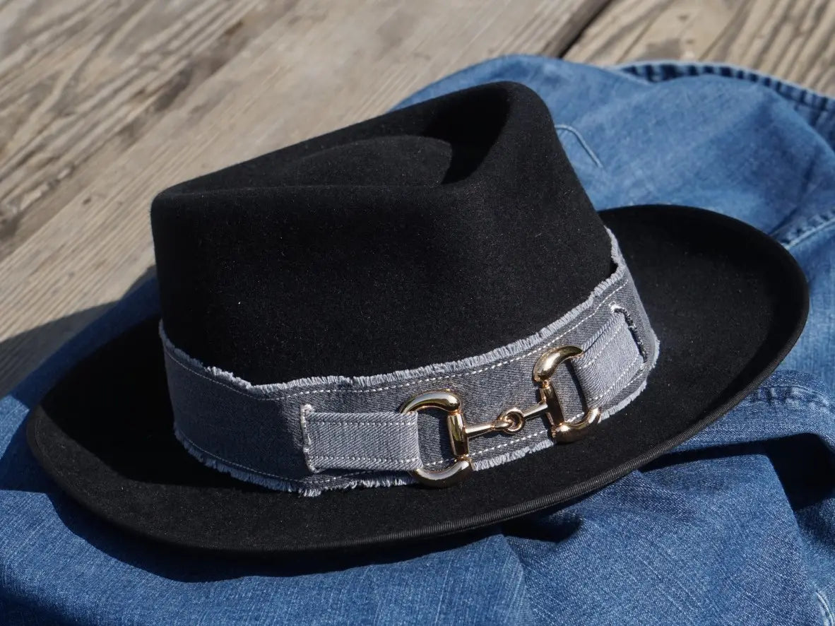 Ruban de chapeau PapHat "Inspiration Gucci  en jean recyclé gris"  sur un chapeau noir