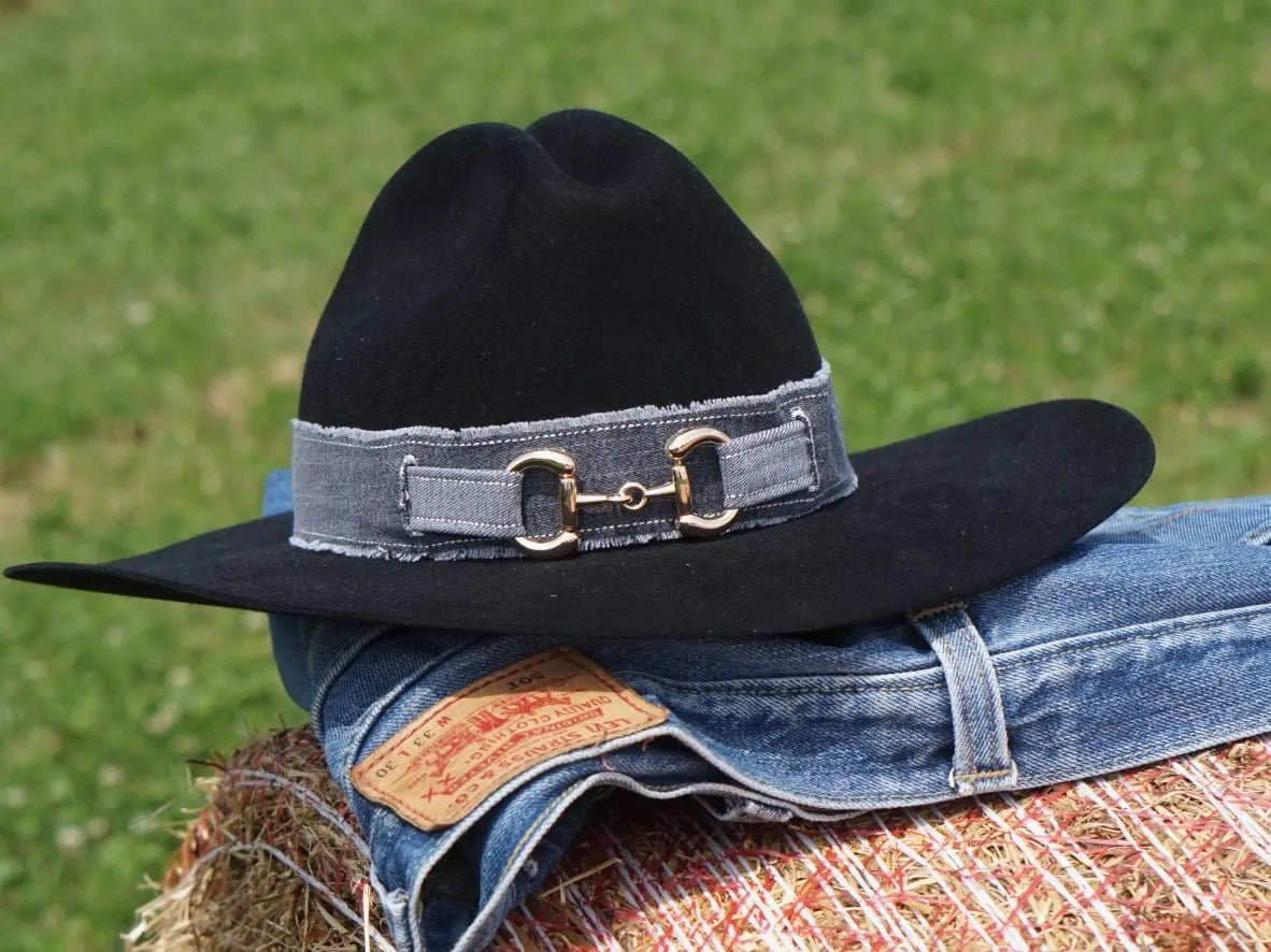 Ruban de chapeau PapHat "Inspiration Gucci  en jean recyclé gris" sur un stetson western