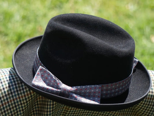 Ruban de chapeau PapHat "Le Classique Chic" en soie grise sut homburg