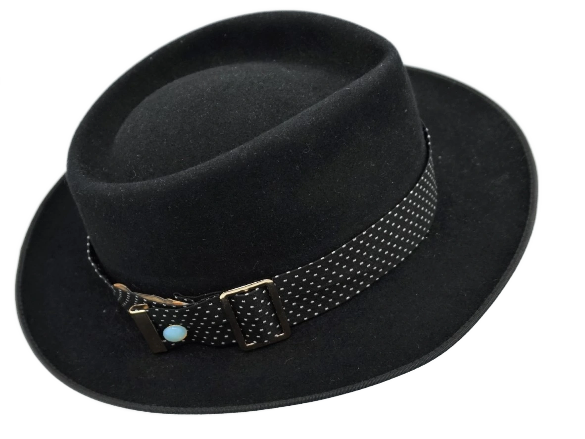 Ruban de chapeau PapHat Light "Simple & Classique" en soie noire sur un homburg et sa boucle ajustable