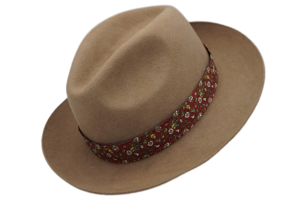 Ruban de chapeau PapHat Light "Simple & Elegant" en soie fleurie sur un fédora 