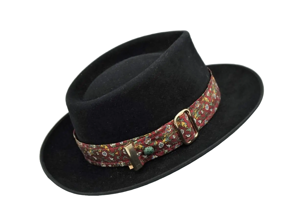 Ruban de chapeau PapHat Light "Simple & Elegant" en soie fleurie sur un homburg et sa boucle ajustable