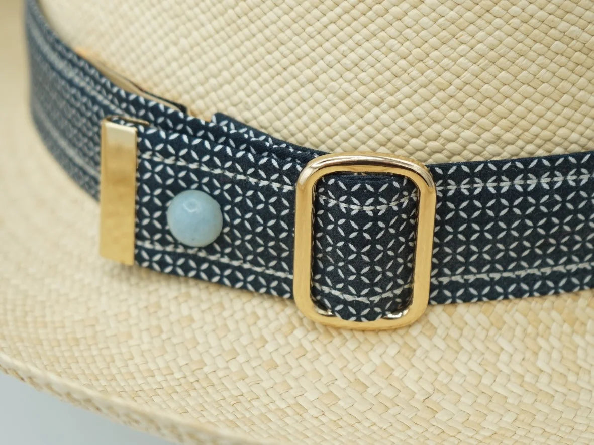 Ruban de chapeau PapHat Light "Simple & Raffiné" bleu foncé, son attache en pierre semi-précieuse