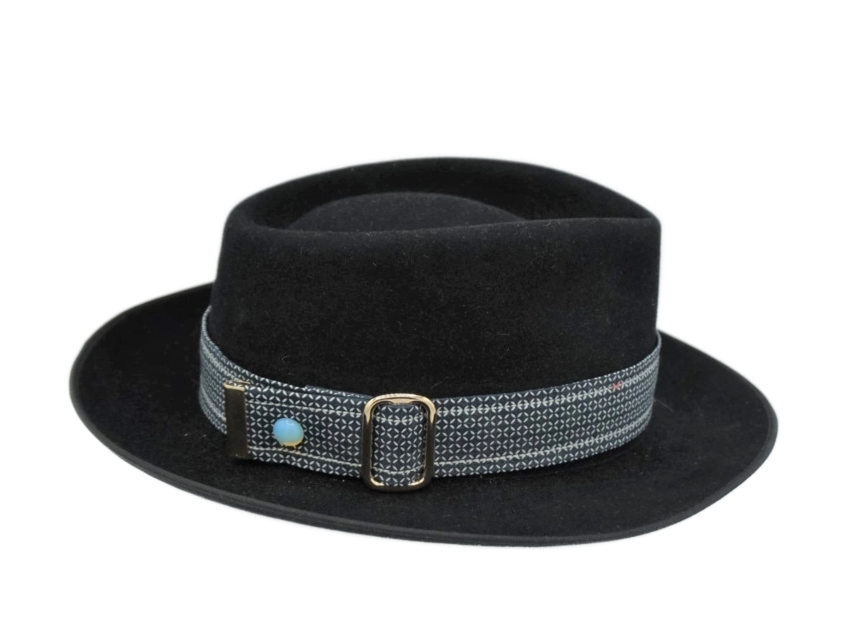 Ruban de chapeau PapHat Light "Simple & Raffiné" bleu foncé sur un homburg et sa boucle ajustable