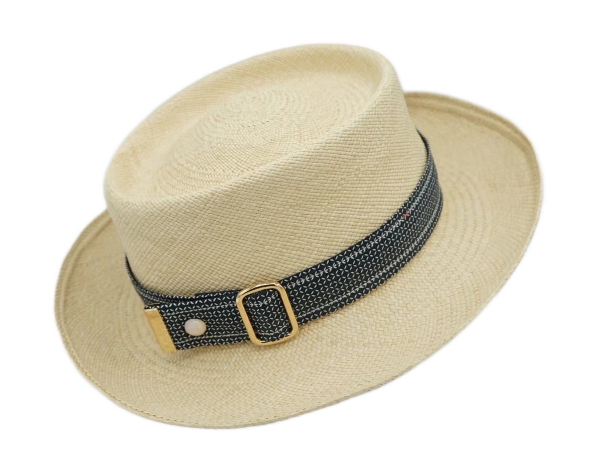 Ruban de chapeau PapHat Light "Simple & Raffiné" bleu foncé sur un panama et sa boucle ajustable