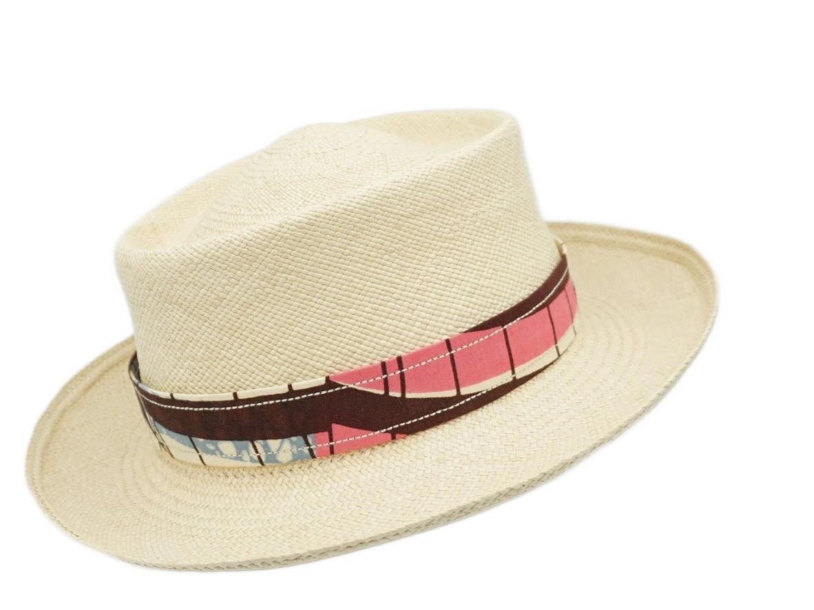 Ruban de chapeau PapHat Light "Simple Wax Africain", sur un chapeau panama