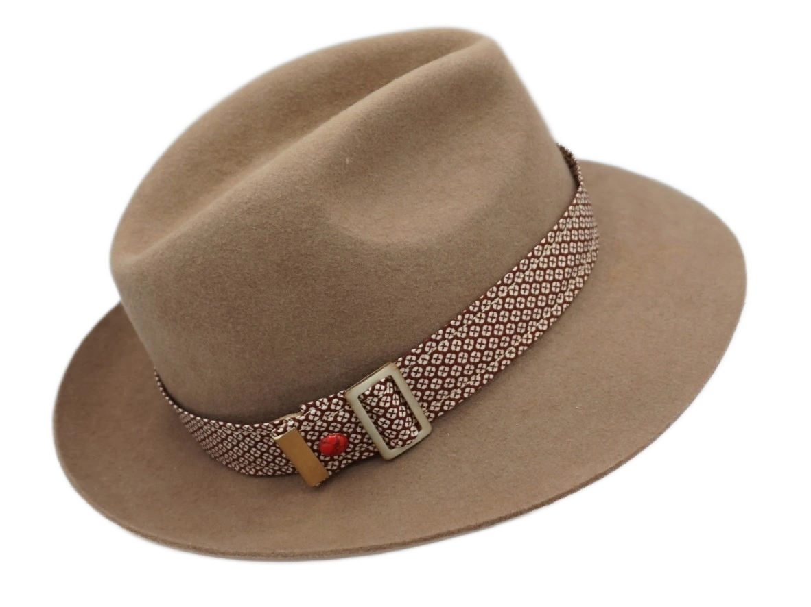 Ruban de chapeau PapHat "Smart & Simple" marron sur un fédora, sa boucle ajustable