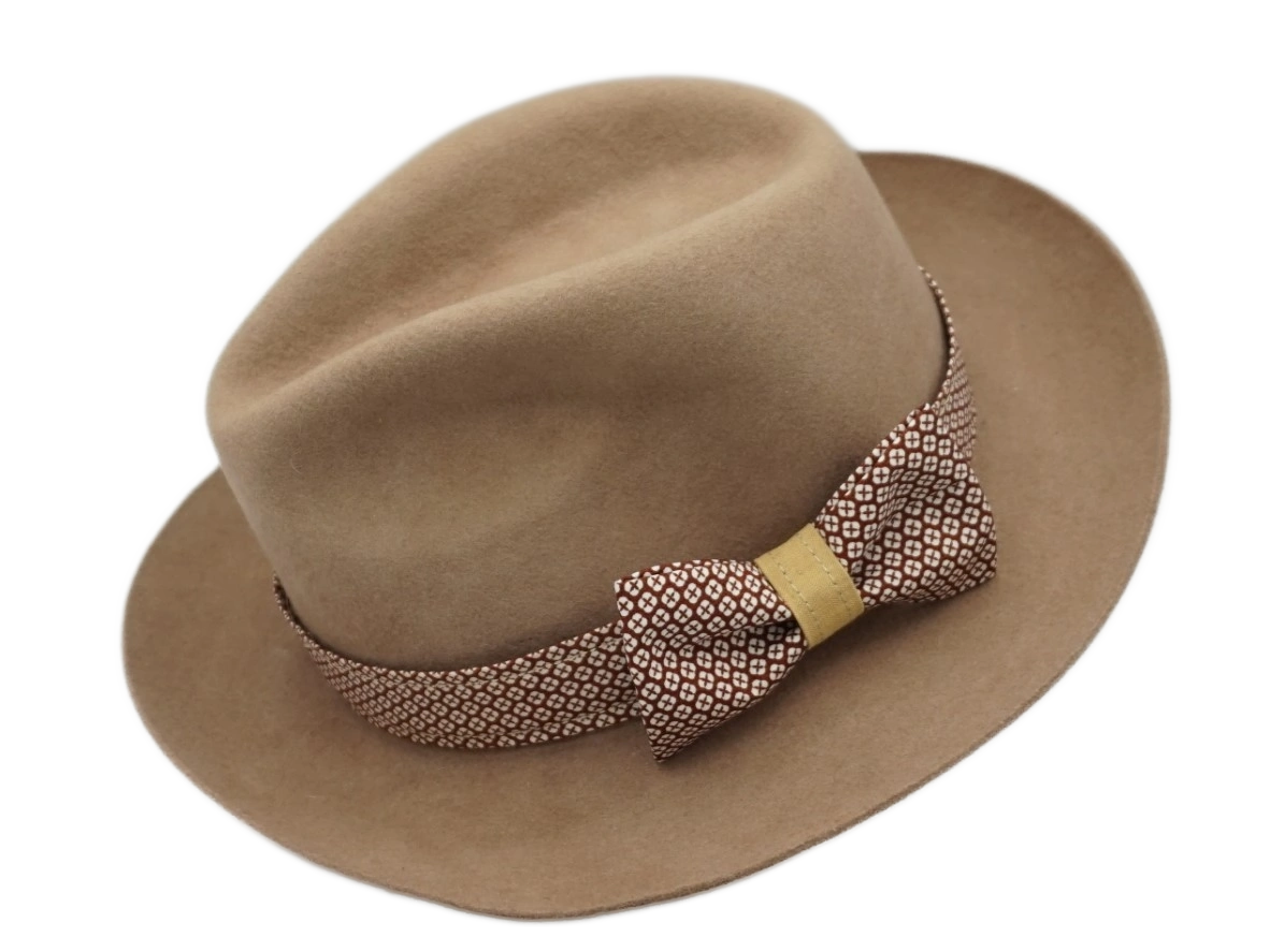 Ruban de chapeau PapHat "Smart & Simple" marron sur un fédora